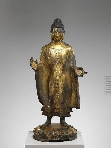 Escultura china de bronce dorado del Buda Maitreya, de pie con las manos abiertas.