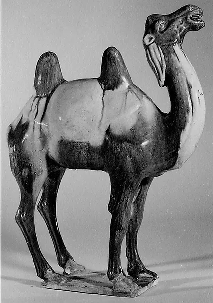 Figura funeraria de un camello con vidriado de tres colores de la dinastía Tang.