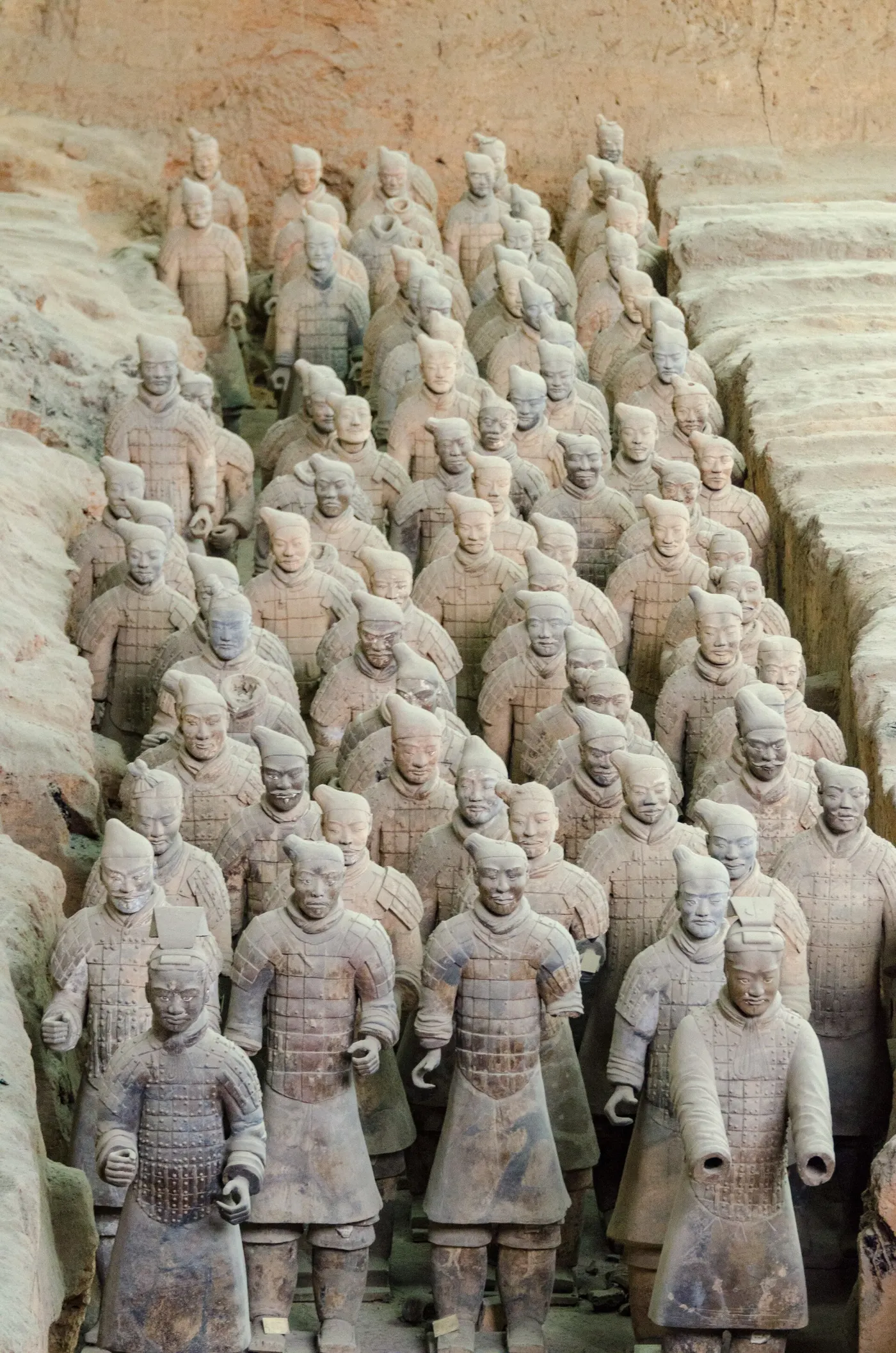 Filas de figuras de terracota de tamaño natural vistas dentro del foso arqueológico de Xi'an.